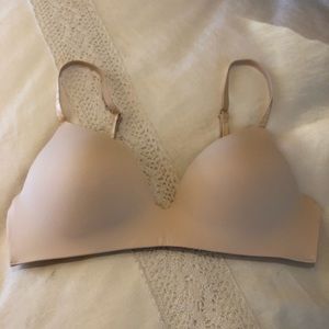 Victoria’s Secret lightly lined wireless bra 34C